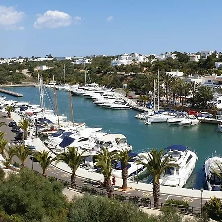 Marina Calador Harbourview: Seaside Oasis With Pool And Garden Apartment